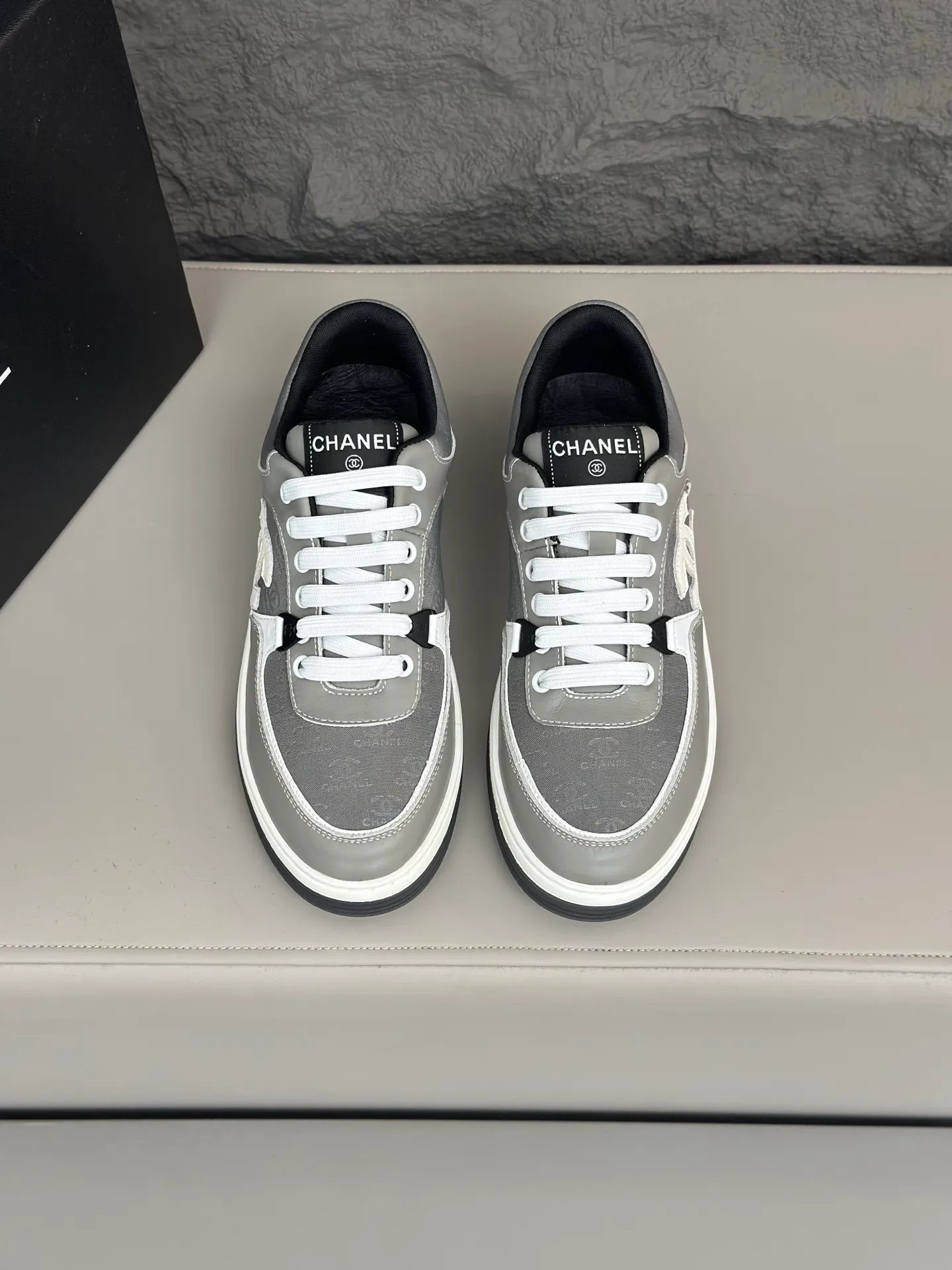 💰740 Chanel, 2024 spring new style / ♞size; 38~45 (38 45 customized) Men's Chanel sneakers, January's style premium is super serious, basically you can't buy it. The counter sister received this color and it happened to be in my men's size. I really didn't like it at first, but after I put it on, I found it to be very versatile. The same design of the diamond surface of the classic CF flap bag is very recognizable, and the double C The logo is not too high-profile. I love it. I recommend this one and you must try it on. You can’t tell how handsome it is by looking at the pictures.